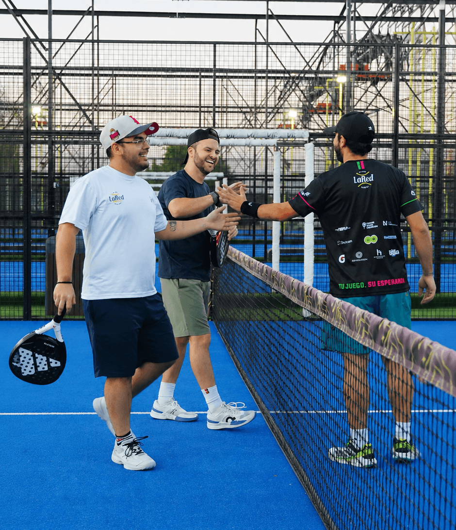 Jugadores disfrutando un partido en un club de pádel